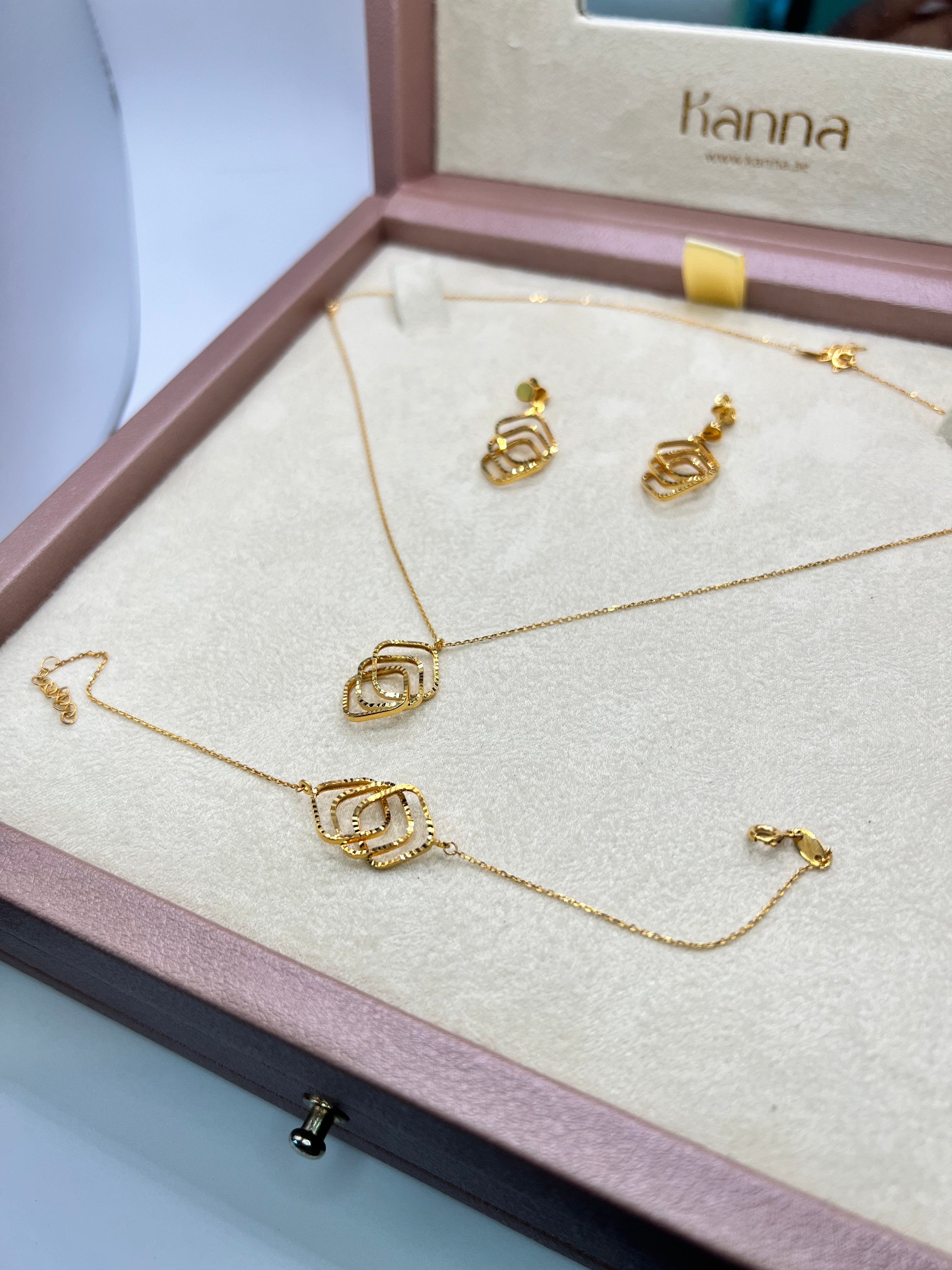 21 KARAT GOLD SET NECKLACE,BRACELET AND EARRING