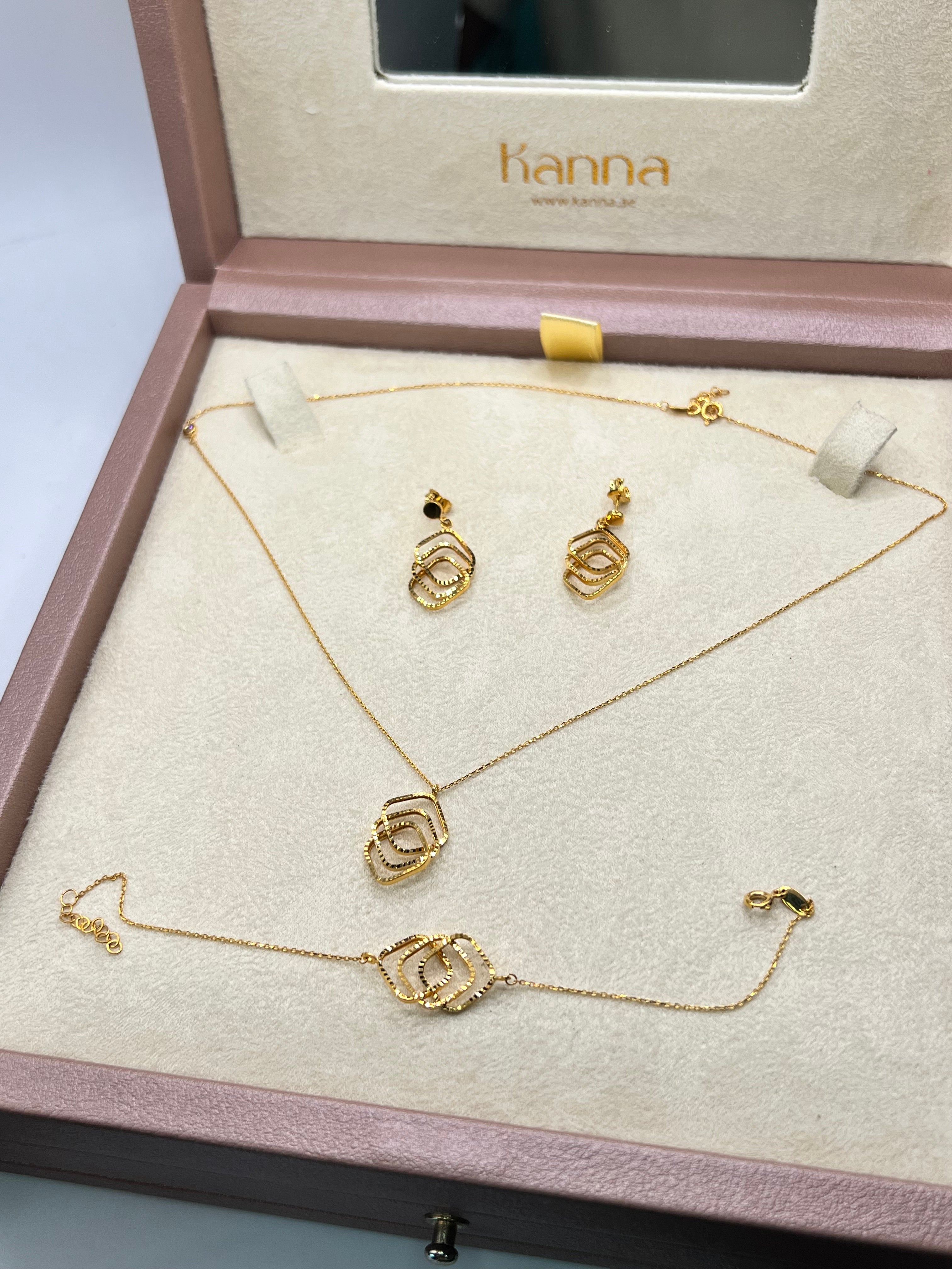 21 KARAT GOLD SET NECKLACE,BRACELET AND EARRING